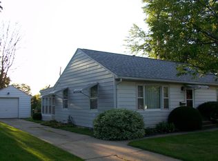 1435 Oakland Rd NE, Cedar Rapids, IA 52402