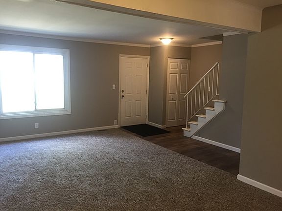 5th image of 403 Gainsborough Ct #J