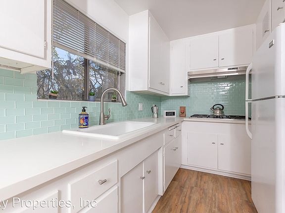 5th image of 2849 Waverly Dr