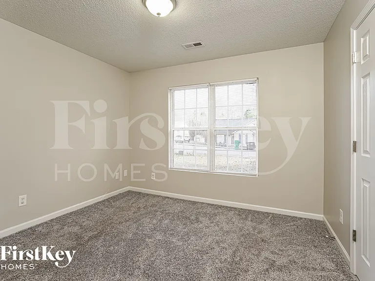 940 Londonderry Dr — Photo 13