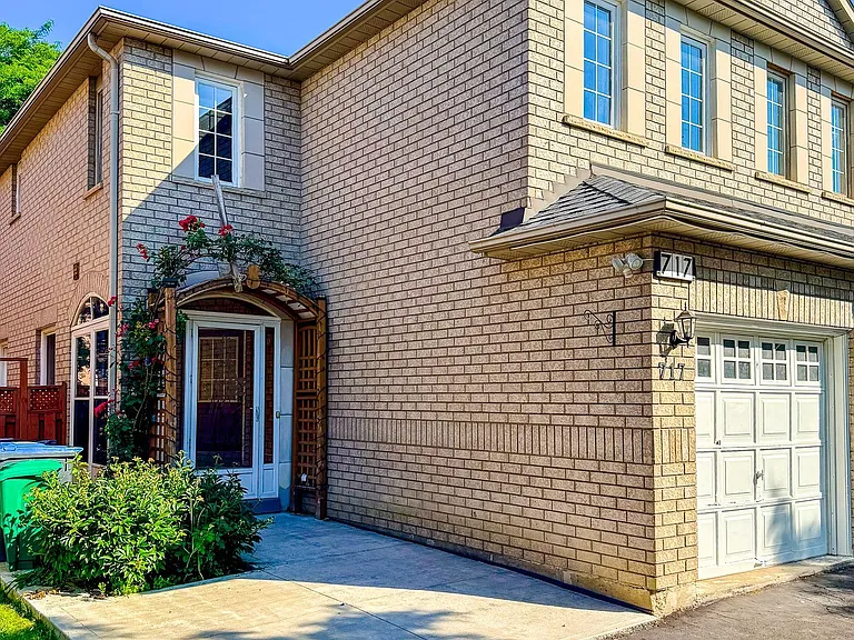 717 Mirage Pl — Photo 2