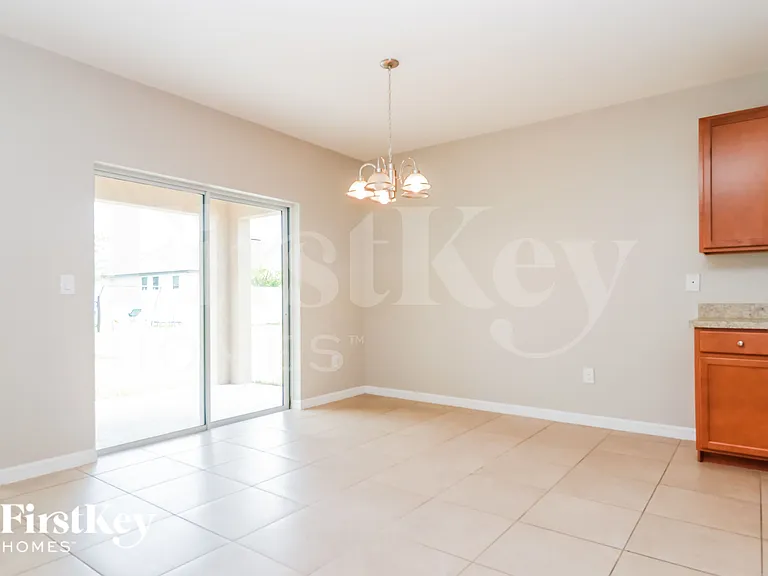 710 SW 12th St — Photo 5
