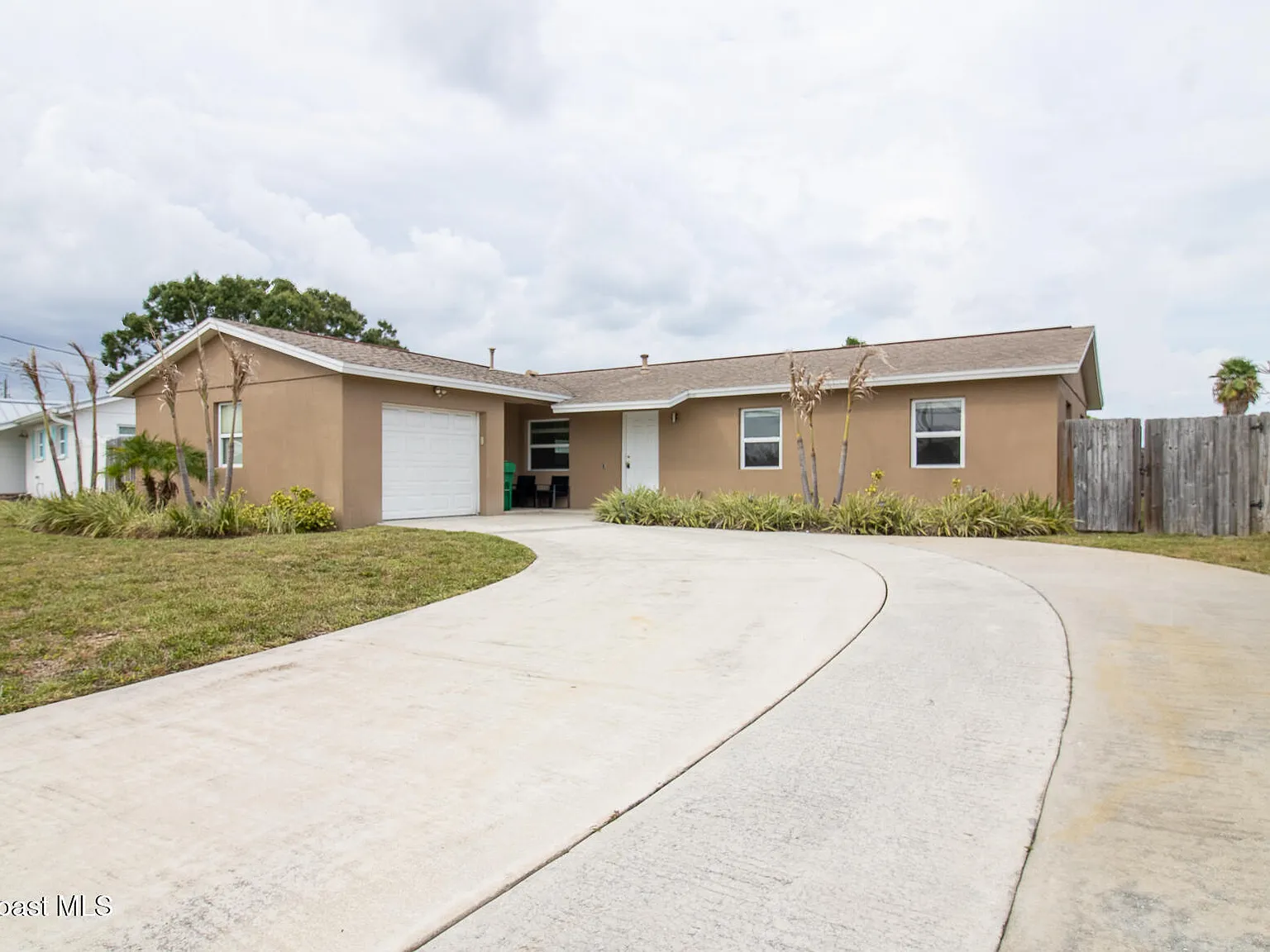 3 bed, 2.0 bath, 1225 sqft, $2,300 — Photo 1