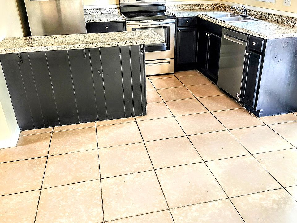 Kitchen with bar
