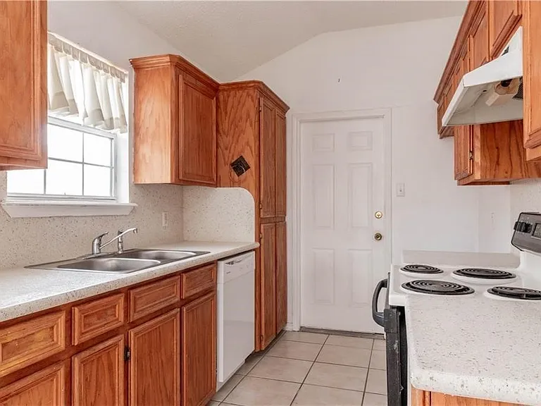 7945 Fox Dr — Photo 4