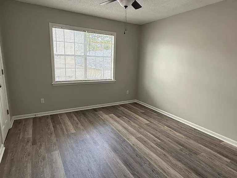1331 Edgewood Dr — Photo 2
