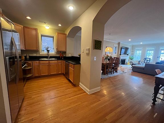2nd image of 3927 N Greenview Ave APT 3S