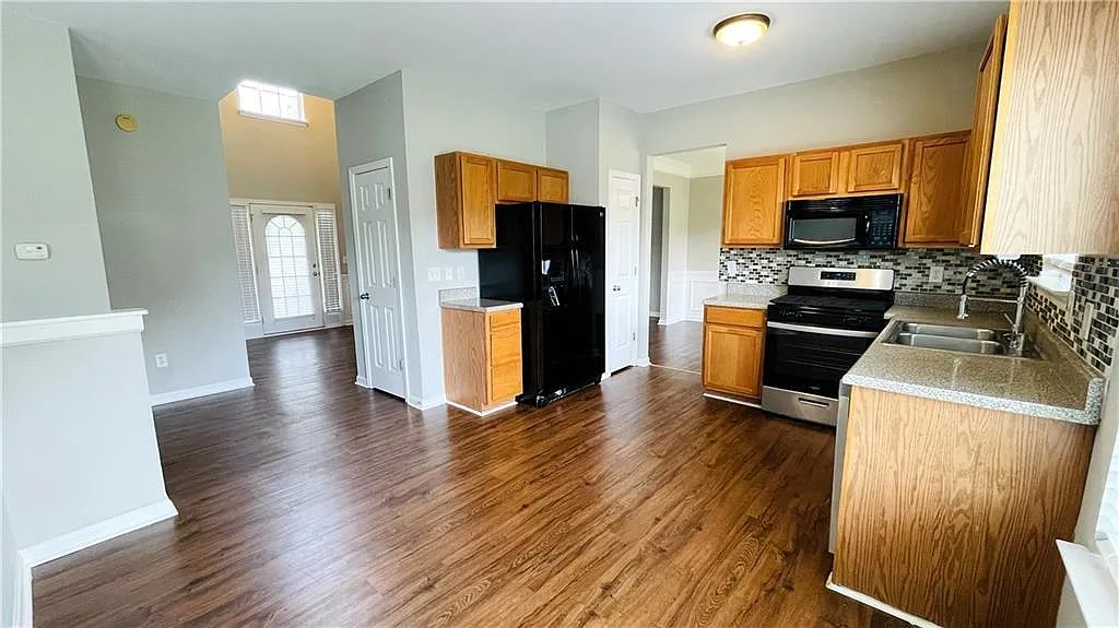 4 bed, 2.5 bath, 2410 sqft, $2,700 — Photo 3