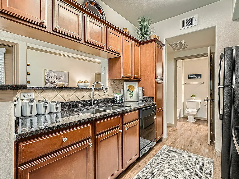 Eaglebrook Apartments Kitchen 01