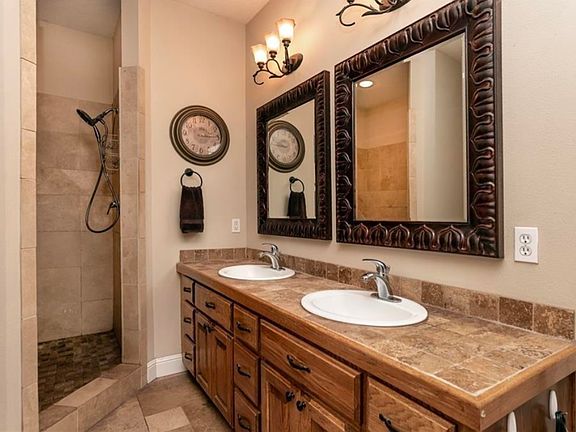 5th image of 7 Crosshill Cir