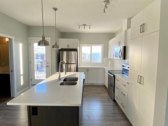 Kitchen (view 2)