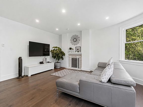 3rd image of 1188 Laurier Ave