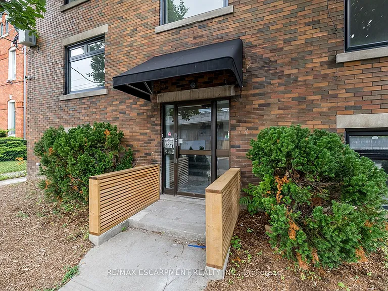 127 Victoria Ave S #6 — Photo 6