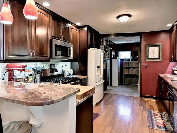 4th image of 5 Carolyn Dr