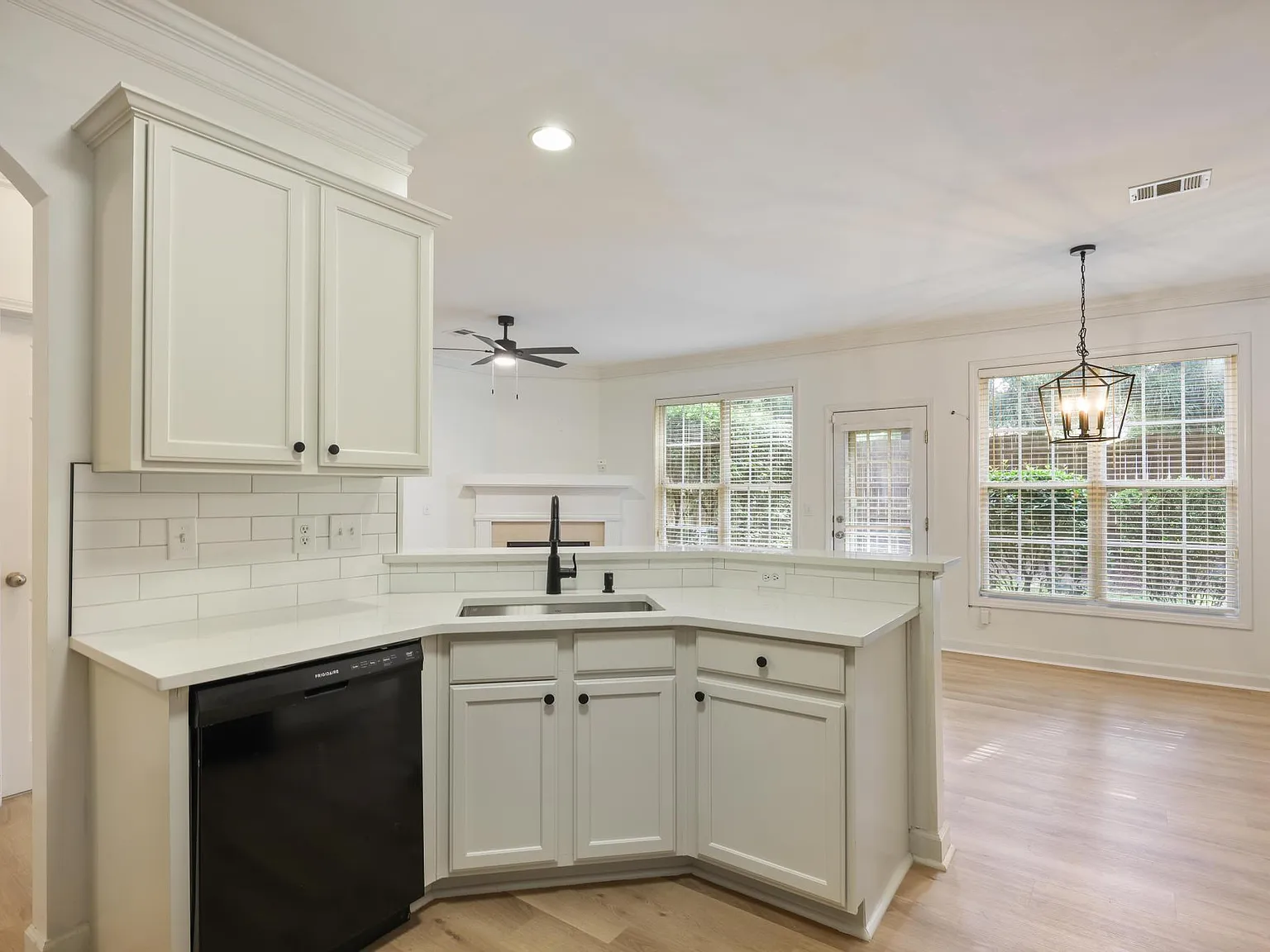 3 bed, 2.5 bath, 1845 sqft, $3,200 — Photo 3