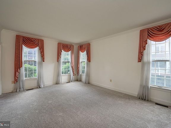 3rd image of 10373 Derby Dr