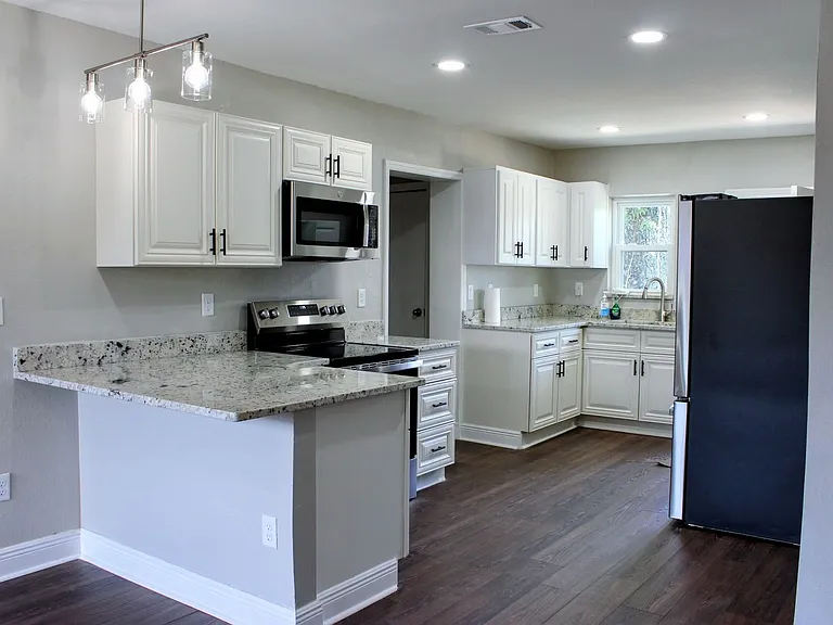 1206 N Oregon Ave — Photo 3