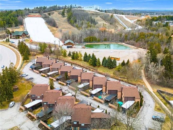 28 Underhill Cres #3, Kitchener, ON N2A 2S8