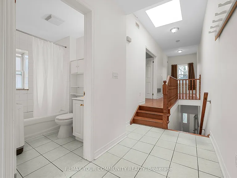 151 Dovercourt Rd #UPPER — Photo 9