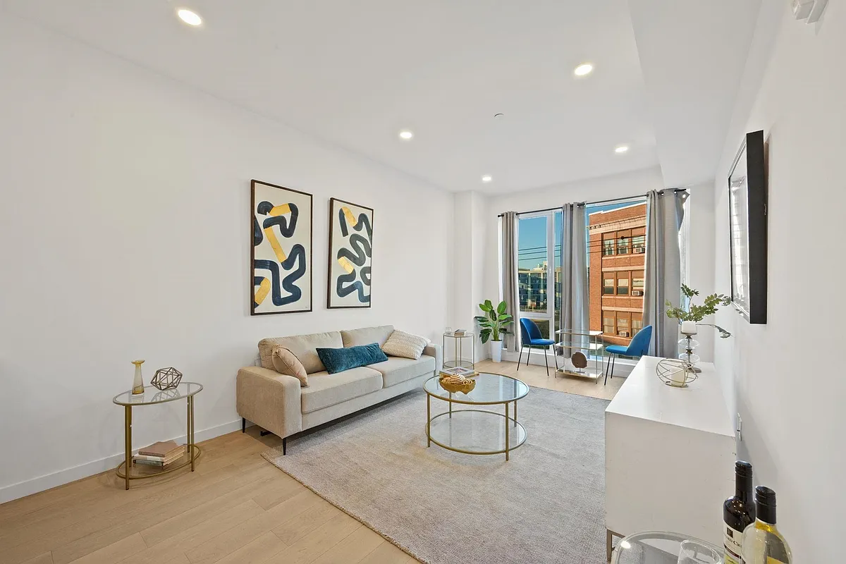 Building Photo - 425 3rd St #308