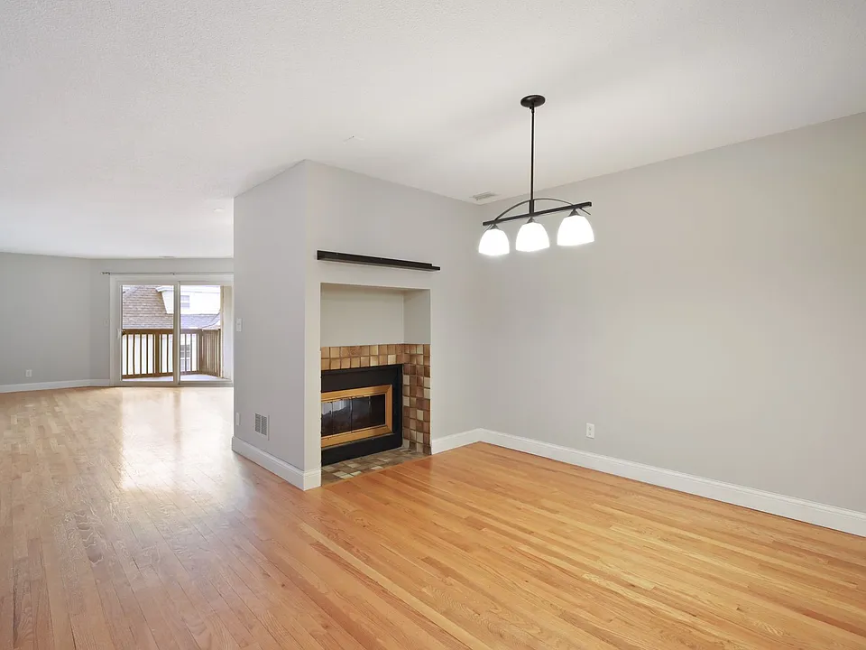 232 Franklin Ave W #206