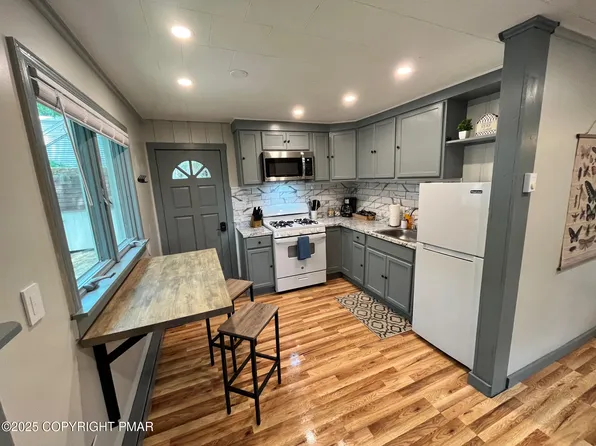 4 1st Rd, Hawley, PA 18428