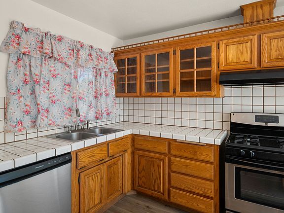 3rd image of 1090 Davis St