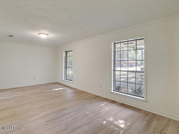 5th image of 406 Bay Park Dr