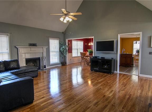 3rd image of 317 Autumn Glenn Dr