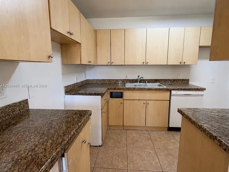 5202 NE 14th Ter — Photo 6