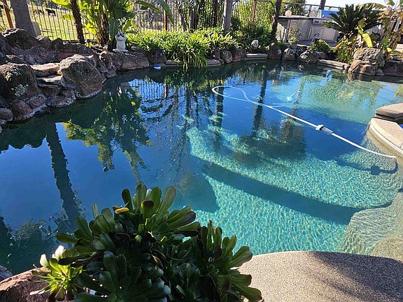 Private tropical pool new solar panels heat pool/spa to 90 degrees