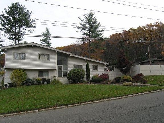 3rd image of 317 Magnolia Dr