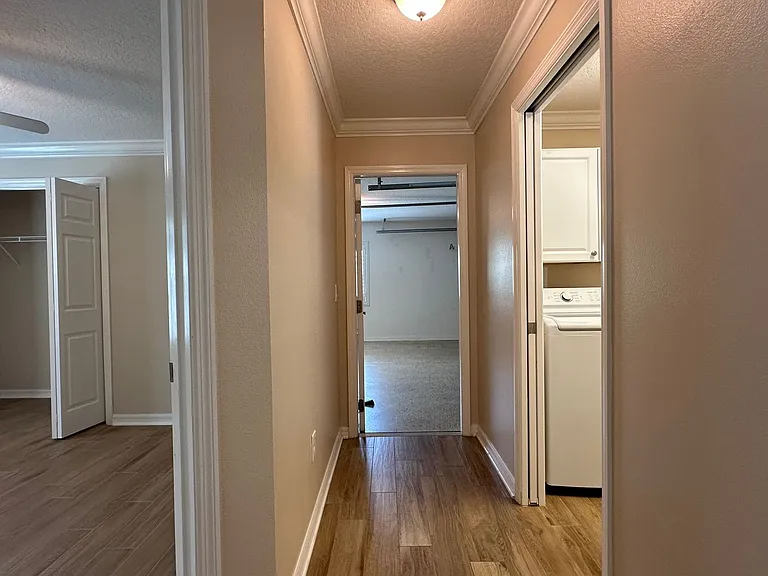 724 Yager Ln — Photo 3