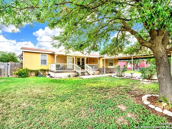 1702 Avenue A, Hondo, TX 78861