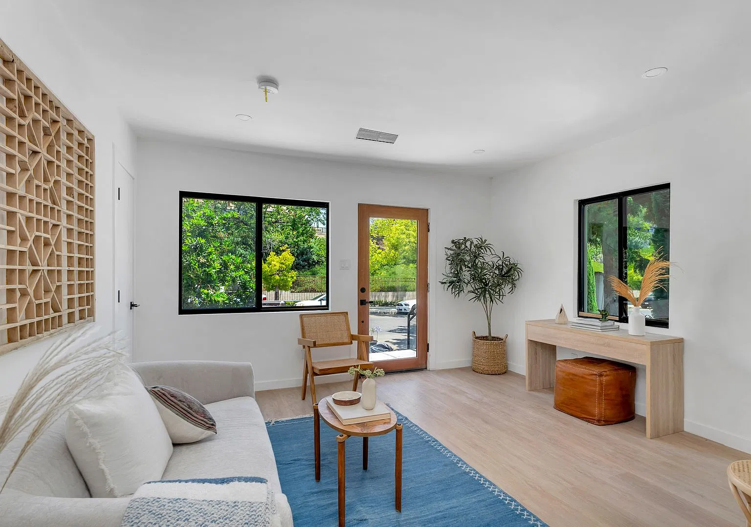 Beautiful 3-Bedroom Home — Photo 4