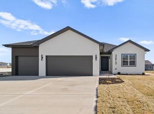 2615 SW Tracker Ln, Lees Summit, MO 64082