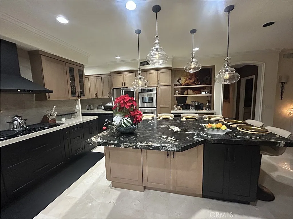 6 bed, 3.5 bath, 3450 sqft, $8,200 — Photo 3