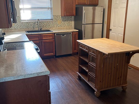 Spacious kitchen, lots of cabinets!!