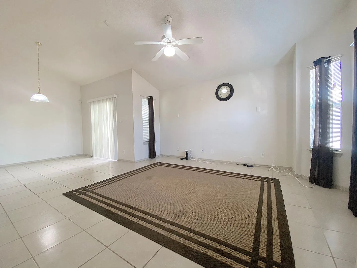 East El Paso 3 bed Refrig A/C — Photo 2