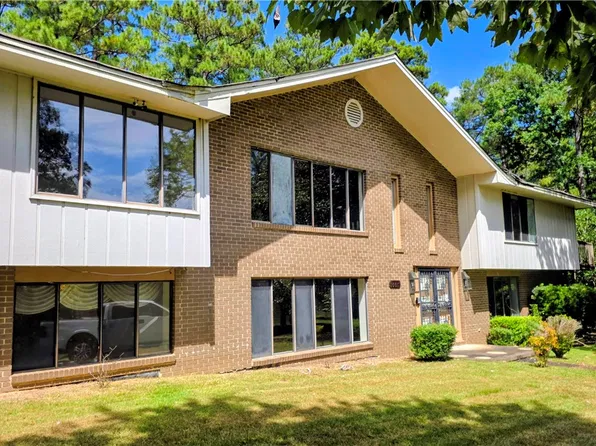 1001 E Lakeshore Dr, Tuskegee, AL 36083