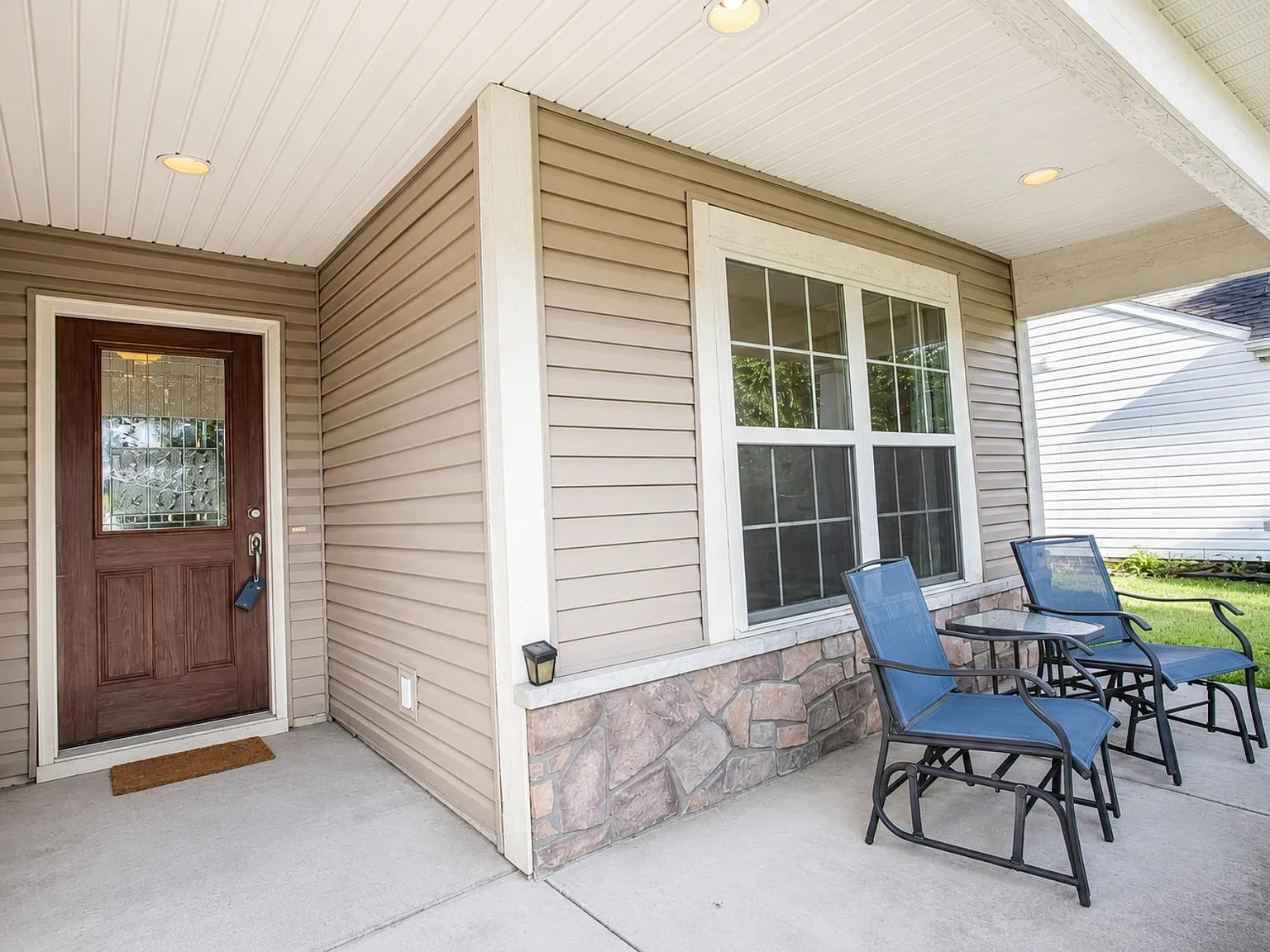 4 bed, 2.5 bath, 2320 sqft, $2,700 — Photo 3
