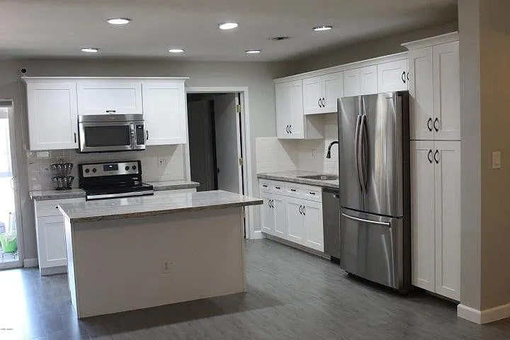 757 E Loyola Dr — Photo 3
