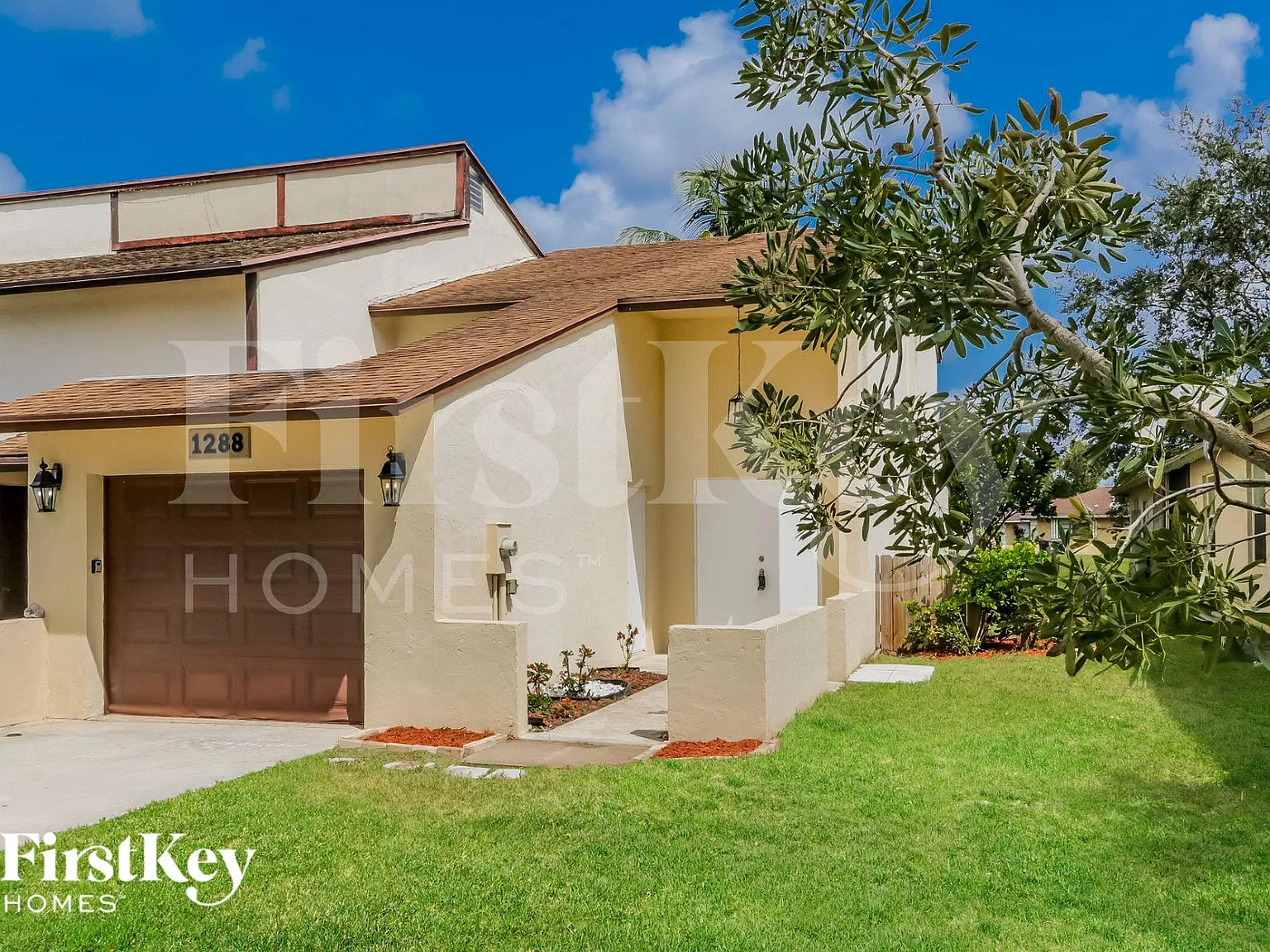 3 bed, 2.0 bath, 1268 sqft, $3,075 — Photo 2
