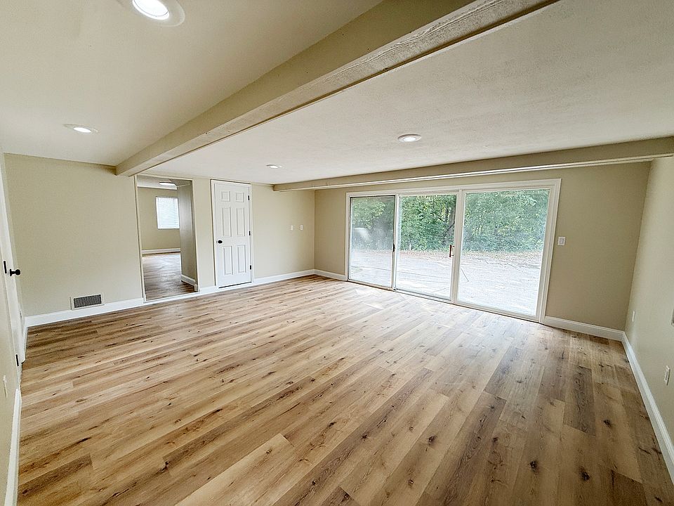 FAMILY ROOM / DINING AREA
