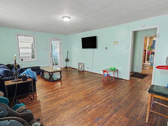 4th image of 1120 Oak St
