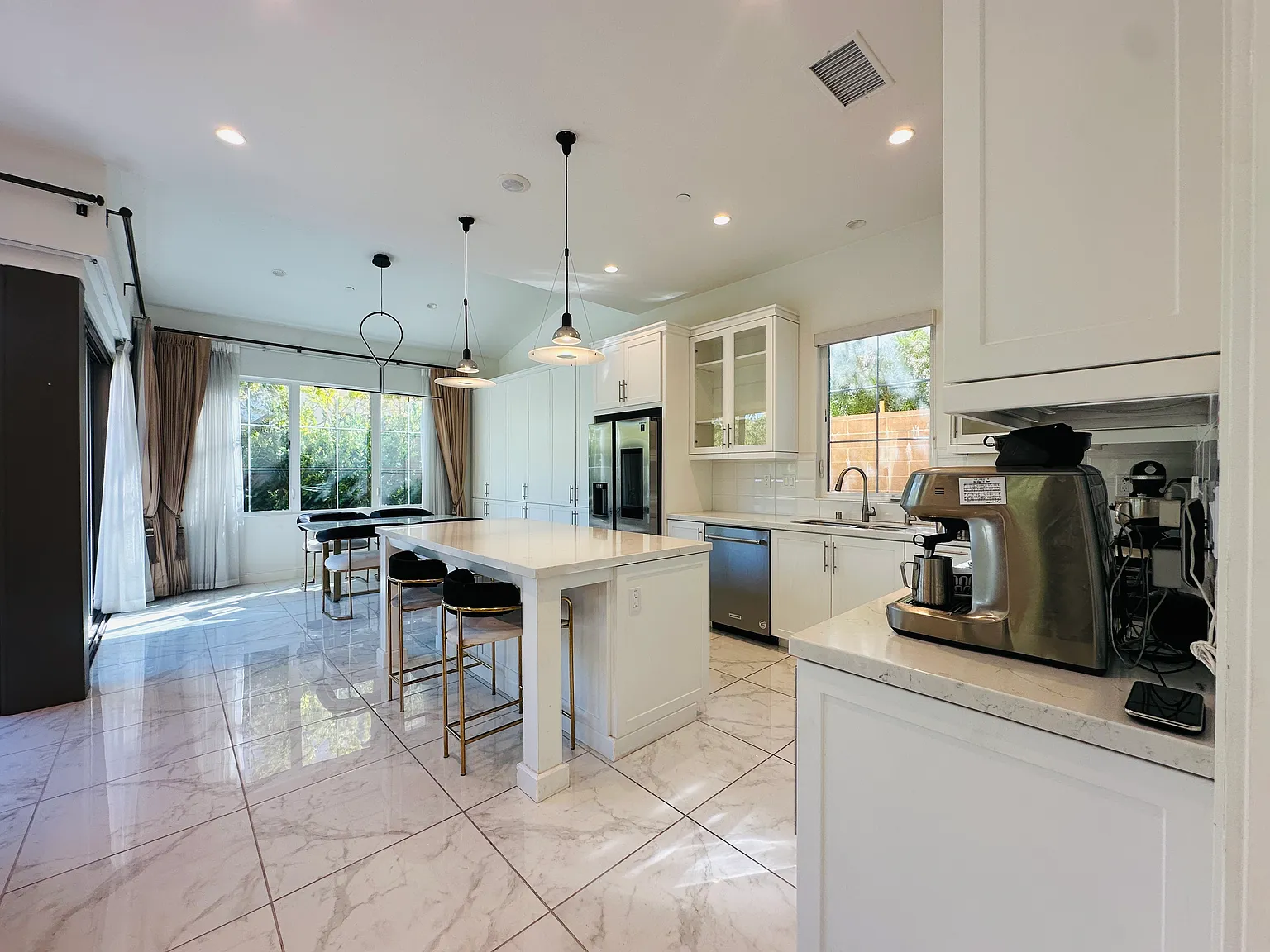 3 bed, 2.5 bath, 1921 sqft, $5,800 — Photo 2