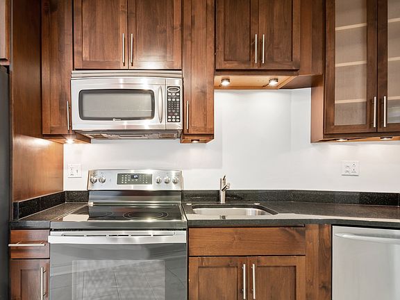 3rd image of 2400 N Lakeview Ave APT 911