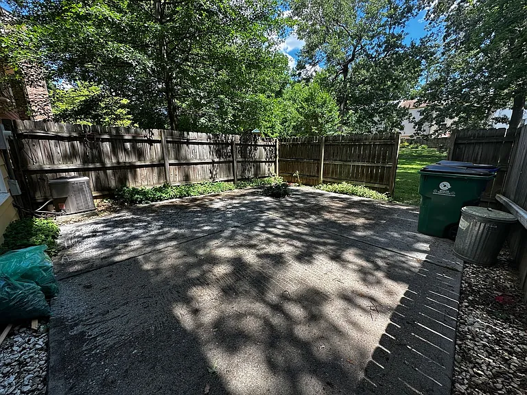 113 Sherwood Ct — Photo 21