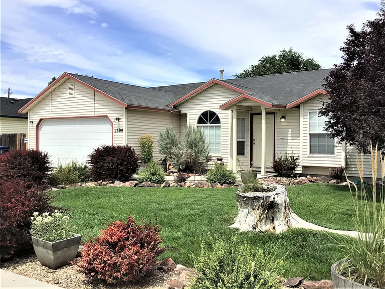 1504 W Bird Loop — Photo 1