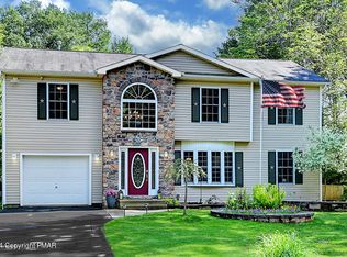 3275 Beech Ridge Dr, Pocono Summit, PA 18346